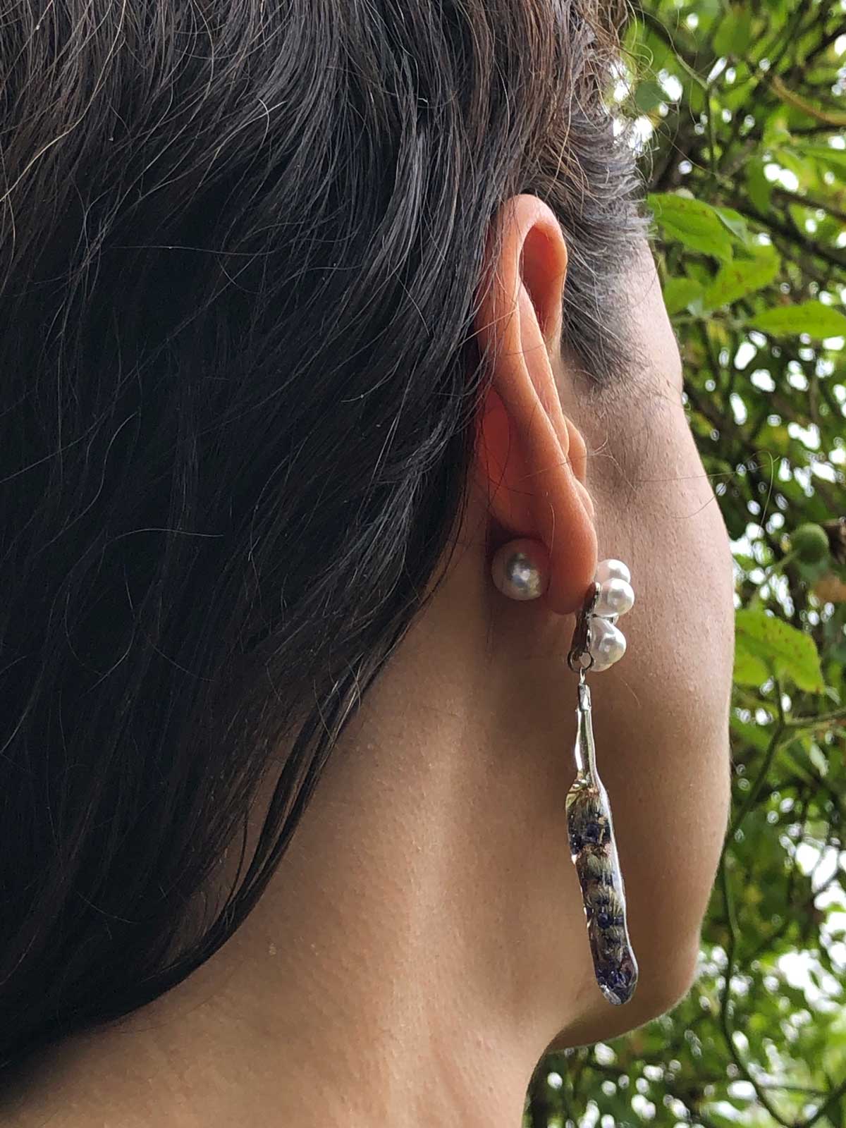 boucles d'oreilles lavande portées, fermoir en perle