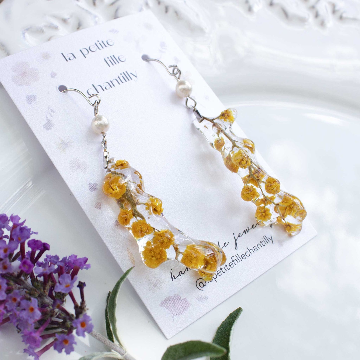 boucles d'oreilles pendantes mimosa dans de la résine