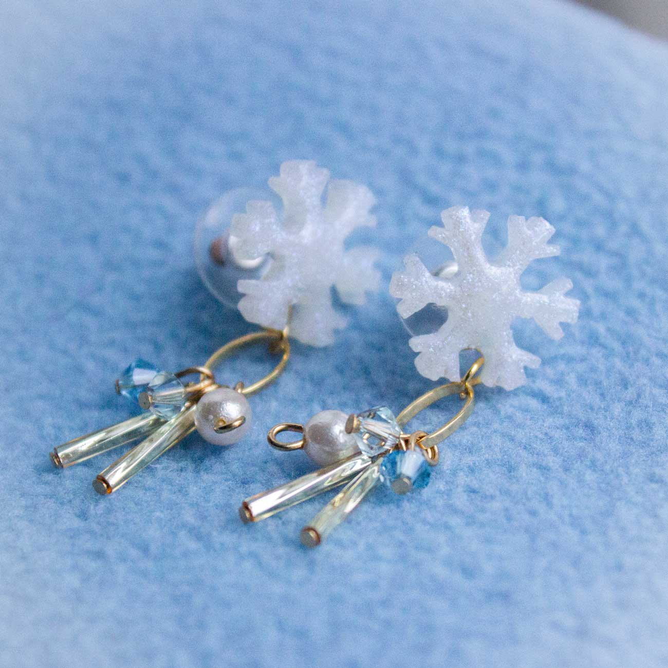 Pendientes brillantes con forma de copo de nieve y perlas