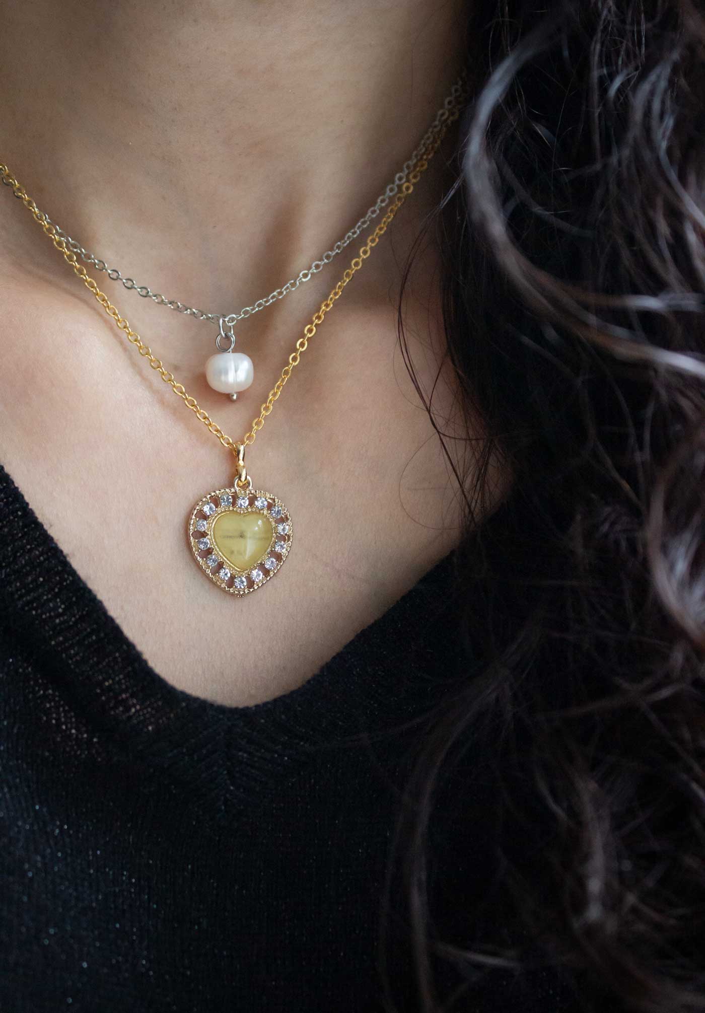 Collar de corazón y perlas barrocas, doble hilera, chapado en oro de 16 K / baño de rodio