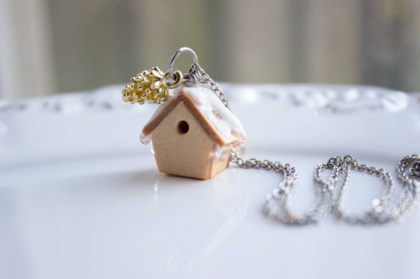 Collar de pajarera bajo la nieve