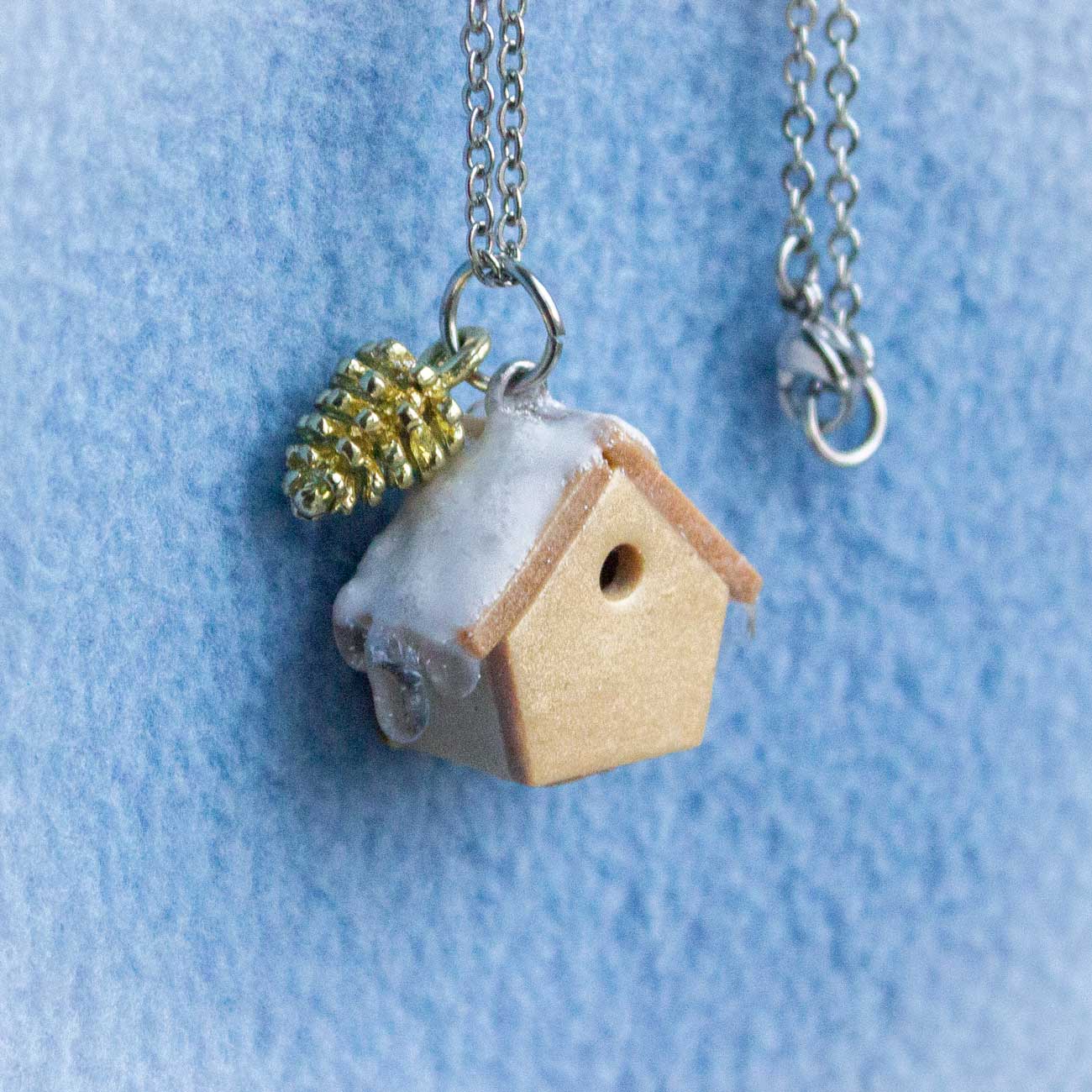 Collar de pajarera bajo la nieve