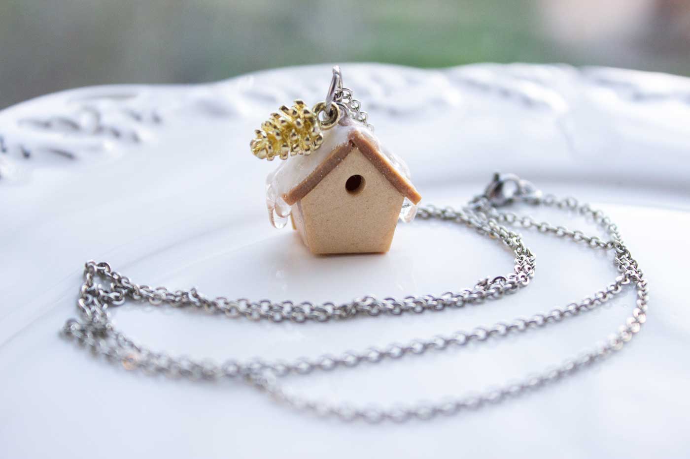 Collar de pajarera bajo la nieve
